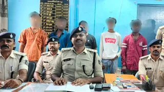 पुलिस गिरफ्त में बाइक चोर व जानकारी देते पुलिस पदाधिकारी।