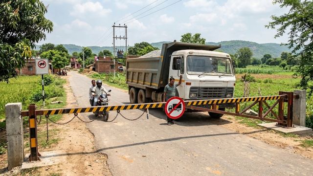रोहतास: अब ग्रामीण सड़कों पर नहीं चलेंगे भारी वाहन, बैरियर से आवाजाही पर लगेगी रोक
