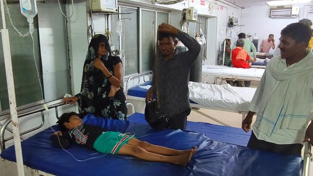 'साहब इसी ने काटा है...' सांप ने बच्चे को डसा तो बैग में सांप को डालकर अस्पताल पहुंचे परिजन, डॉक्टर भी हैरान

