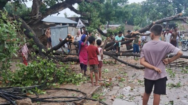 सीतापुर में आंधी-बारिश का कहर: खंभे और तार टूटने से जनजीवन अस्त-व्यस्त, 1975 गांवों की बिजली गुल