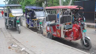 शामली के दिल्ली रोड पर बंद होने के बाद ई-रिक्शा को लेकर खड़े चालक। जागरण