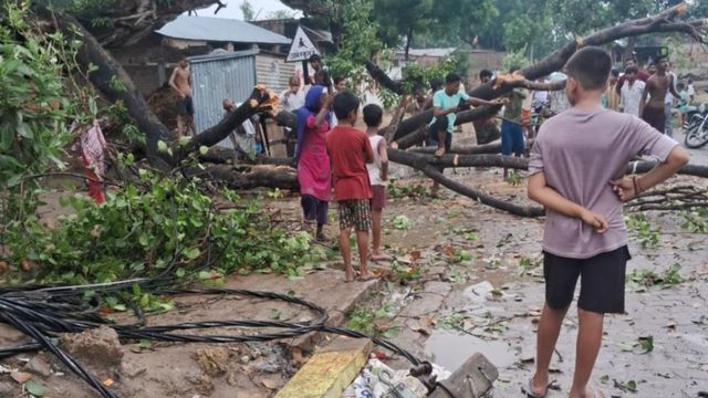 सीतापुर में आंधी-बारिश का कहर, खंभे और तार टूटने से 1900 से ज्यादा गांवों की बिजली गुल
