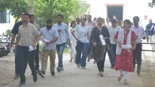 एसकेएसडी इंटर कालेज से टीइटी देकर निकलते अभ्यर्थी