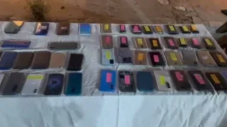 पुलिस ने 1.5 करोड़ के मोबाइल बरामद किए।