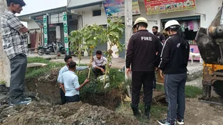 काशीपुर ढकिया रोड पर खुदाई के दौरान क्षतिग्रस्त गैस पाइपलाइन की मरम्मत करती टीम। Jagran
