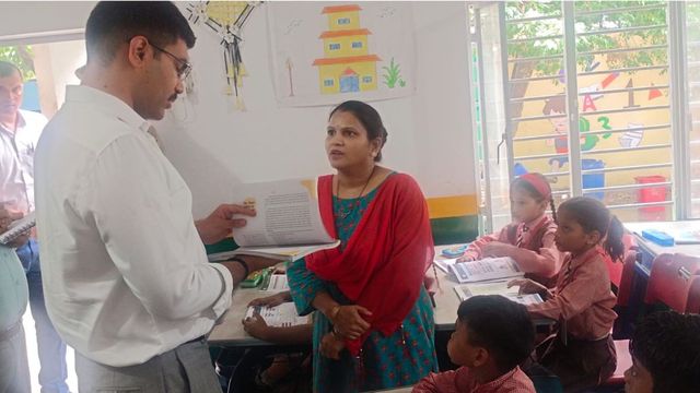 आगरा डीएम ने संभाली टीचर की भूमिका, बच्चों को पढ़ाया, मिड डे मील चखा; लापरवाही पर प्रधानाध्यापक निलंबित