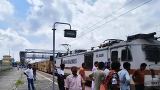 बागडोगरा में इंटरसिटी एक्सप्रेस का इंजन फेल होने से मचा हड़कंप, ढाई घंटे विलंब से चली ट्रेन; ठाकुरगंज में यात्री बेहाल