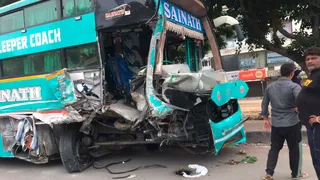 हादसे के बाद टूरिस्ट बस।