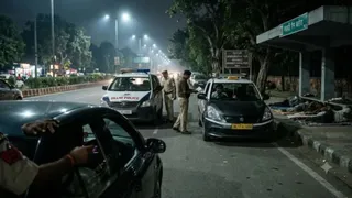 कैब ड्राइवरों द्वारा ट्रैफिक नियमों के उल्लंघन में करीब 35 प्रतिशत की बढ़ोतरी दर्ज की गई है। एआई इमेज