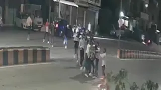 नागपुर में पुलिसकर्मी को कार से खींचकर निकाला और सबके सामने पीटा।