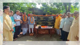 तारामंडल के निर्माण की आधारशिला रखते कुलपति व कुलसचिव व मौके पर पदाधिकारी। (सौ- पीआरओ)
