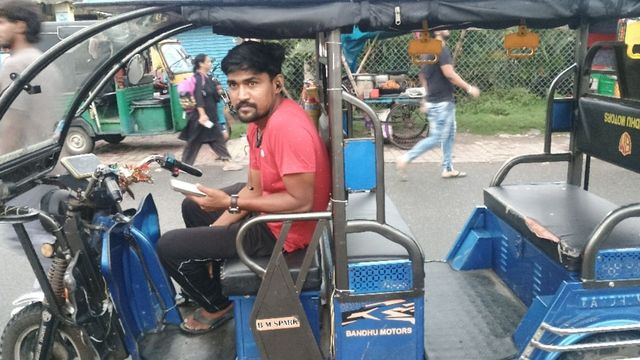 धनबाद में भी BAT-BMS App के जरिए हैक हो रहे ई-रिक्शा, चलते-चलते थम जाते पहिए; ड्राइवर परेशान
