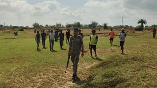 श्मशान घाट विवाद से उपजे तनाव के मद्देनजर बक्सीगरजा गांव में पुलिस मुस्तैद।(फोटो जागरण)