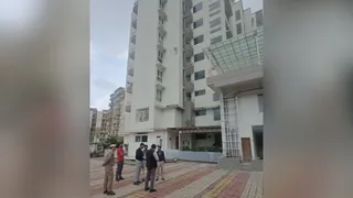 मसूरी रोड स्थित सलान गांव में बहुमंजिला इमारत का निरीक्षण करती एमडीडीए की टीम। प्राधिकरण
