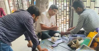 खाद की दुकान में स्टाक का मिलान करते जिला कृषि अधिकारी अरुणेश प्रताप सिंह। कृषि विभाग