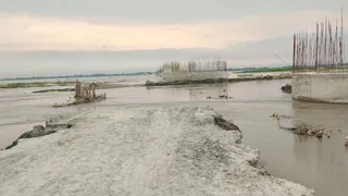 सहरसा में उफनती कोसी ने रोका डेंगराही महासेतु का काम