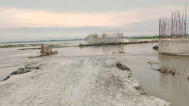 सहरसा में उफनती कोसी ने रोका डेंगराही महासेतु का काम, 414 करोड़ के प्रोजेक्ट पर लगा ब्रेक
