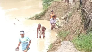 पकड़ी गांव के पास धौंस नदी से हो रहा कटाव। जागरण