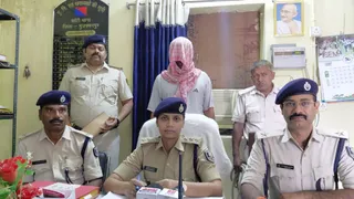आरोपित की गिरफ्तारी के बाद जानकारी देते पुलिस पदाधिकारी।