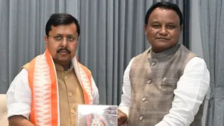 भाजपा अध्यक्ष नितिन नवीन से मुलाकात करते हुए सीएम मोहन माझी। फोटो- एक्स