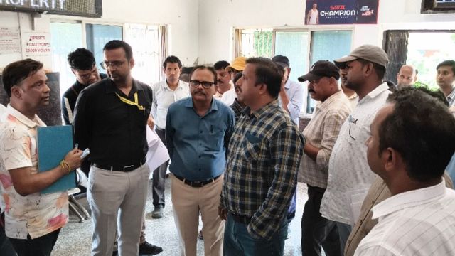 अमृत भारत स्टेशन योजना में दो तरह के काम पर उठे सवाल, ठाकुरगंज पहुंचे रेल अधिकारियों को यात्रियों ने घेरा
