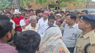 प्रयागराज में हंडिया क्षेत्र के बनपुरवा सरायपीथा गांव में युवक की संदिग्ध मौत के बाद आक्रोशित लोगों को समझाती पुलिस। जागरण