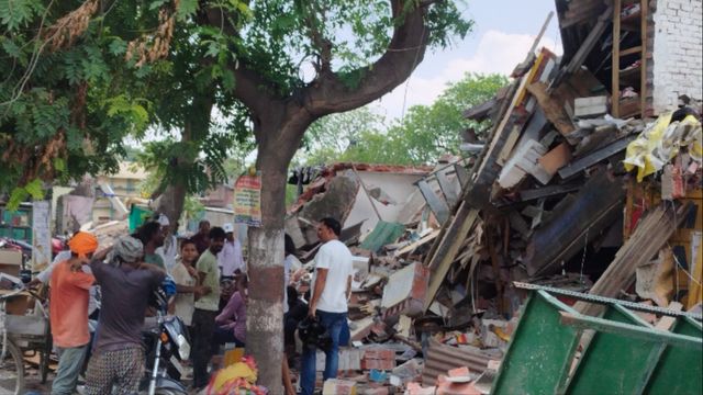 आजमगढ़ में अतिक्रमण हटने से बेघर हुए सैकड़ों परिवार, रोजी-रोटी पर मंडराया संकट
