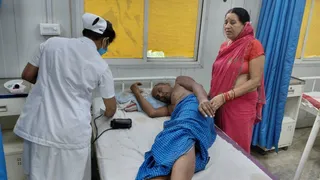 गंभीर रूप से घायल का अनुमंडलीय अस्पताल में चल रहा इलाज। फोटो: जागरण
