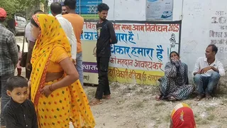 पोस्टमार्टम हाउस के बाहर गमजदा स्वजन। फोटो: जागरण