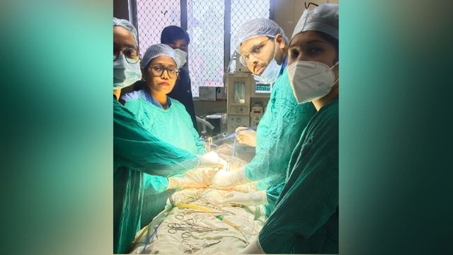 बस्ती में सड़क हादसे में युवक की फट गई आंत, डॉक्टरों ने ऑपरेशन कर बचाई जान
