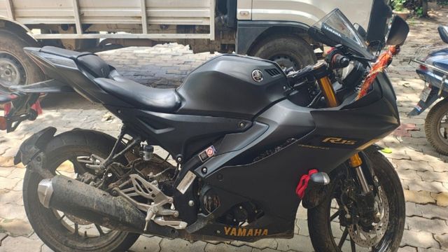 शादी का गिफ्ट या शराब का 'सुपरफास्ट' हथियार? R15 रेसिंग बाइक का राज खुलते ही बिहार पुलिस भी रह गई हैरान
