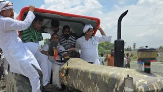 वाटर पार्क की जमीन पर ट्रैक्टर चलाते बक्सर सांसद सुधाकर सिंह।