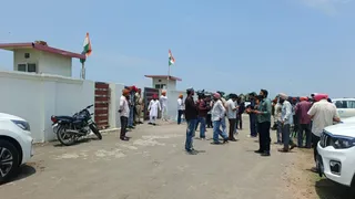 चरणजीत सिंह चन्नी के निवास के बाहर एकत्रित भीड़।