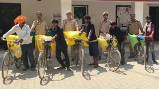 नौतनवा थाने में बरामद आरोपितों के साथ पुलिस टीम