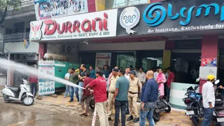 दुर्रानी कोचिंग क्लासेस में फायर सेफ्टी इंतजामों का परीक्षण करता अमला।