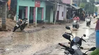 बारिश का पानी घरों में घुस रहा