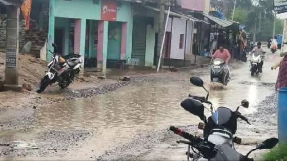 गढ़वा में पहली बारिश ने ही खोली पोल, सड़क से ऊपर बना दी नाली; लोगों के घरों में घुसा पानी
