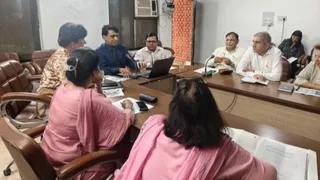 जिला प्रशिक्षण केंद्र में समीक्षा बैठक के दौरान स्वास्थ्य सेवाएं विभाग के निदेशक डाॅ. ब्रह्मदीप सिंधु (नीली शर्ट)। सौ. विभाग