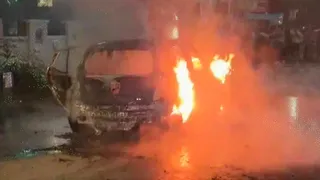 करनाल में आधी रात को बदमाशों ने कार में लगाई आग (जागरण फोटो)