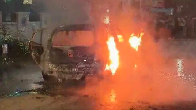 करनाल में आधी रात को बदमाशों ने कार में लगाई आग, CCTV में कैद हुई वारदात; पुरानी रंजिश का शक

