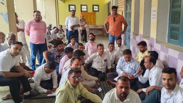 हापुड़: रजिस्ट्री के नए नियम वापस होने के बाद दो धड़ों में बंटी बार एसोसिएशन, 22 दिन से चल रही थी हड़ताल
