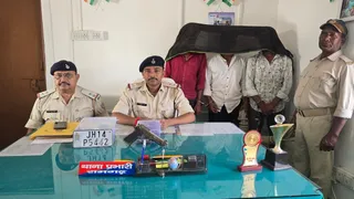 जानकारी देते थाना प्रभारी व पीछे खड़े आरोपित।