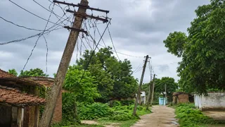 हल्की बारिश या हवा में भी बिजली आपूर्ति बाधित। एआई जेनरेटेड