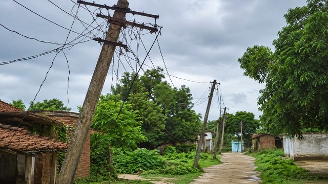 1985 के पोल-तारों पर टिकी पलामू के पंडवा की बिजली, हल्की हवा में घंटों ब्लैकआउट, किसानों ने आंदोलन की दी चेतावनी 
