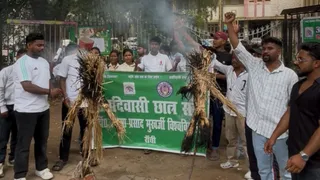 छात्रों ने यूनिवर्सिटी में की तालाबंदी