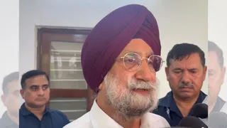 गृह मंत्री अमित शाह से मुलाकात के बाद मीडिया से बातचीत करते हुए सुखजिंदर रंधावा।
