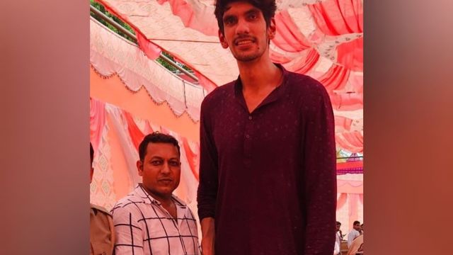 शादी समारोह में पहुंचा 8 फीट 2 इंच का बराती, दूल्हा-दुल्हन को छोड़ देखने वालों की लग गई भीड़