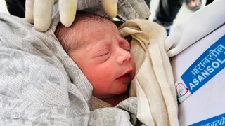 पूर्वा एक्सप्रेस में यात्रा के दौरान महिला ने दिया बच्चे को जन्म, जच्चा-बच्चा स्वस्थ। (फोटो: जागरण)