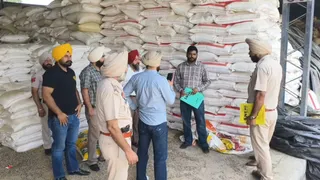 प्लांट में जांच करते हुए पुलिस और कृषि विभाग के अधिकारी