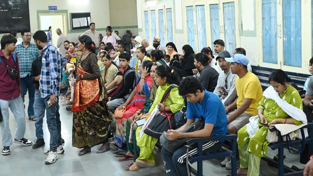 सुशीला तिवारी अस्पताल के हाल: सुबह आठ बजे आए मरीज, चार-चार घंटे बाद भी नहीं आया नंबर
